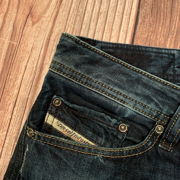 Diesel VIKER Regular Straight size 29
Inseam tailored to 27”
100% cotton - Picture 6 of 14